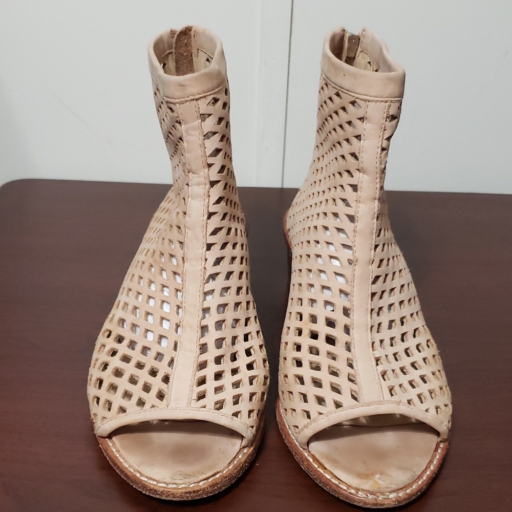 Loeffler Randall Lone Laser Cut Perforated Women's‎ 8 Beige Peep-Toe Ankle Boots